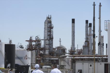Crudo enviado a refinerías toca nivel mínimo histórico