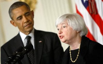 Fed mantiene tasas bajas por presión de Obama: Trump