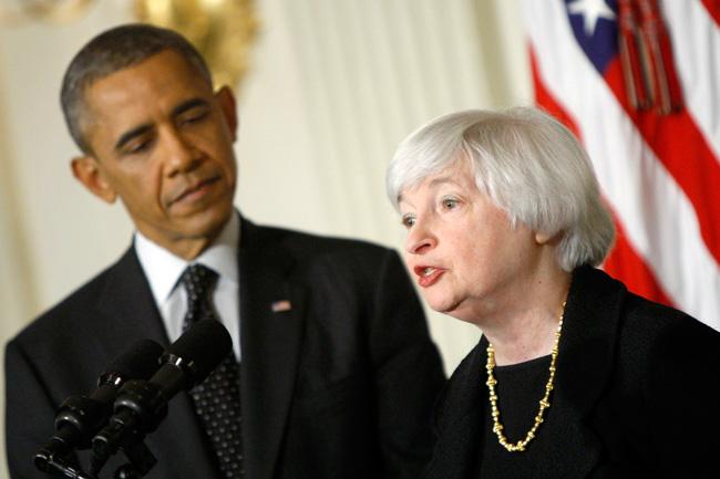 Fed mantiene tasas bajas por presión de Obama: Trump