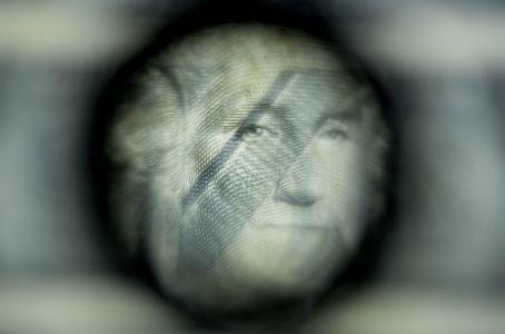 Dólar cae por debajo de 20 pesos en bancos