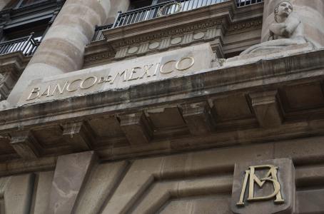 Debilitamiento de finanzas públicas golpea al peso: Banxico