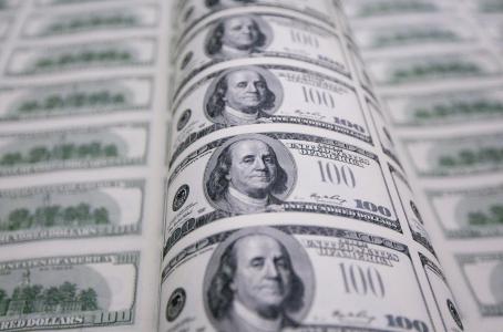 Dólar cae a 18.84 pesos en bancos