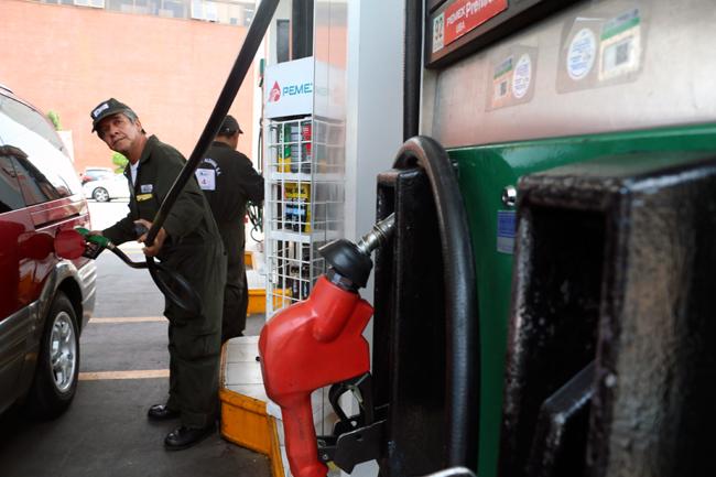 Carga regulatoria y fiscal hará al combustible más caro: gasolineros