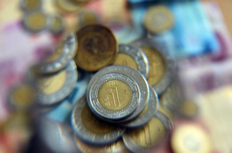 Dólar interbancario baja a 18.75 pesos