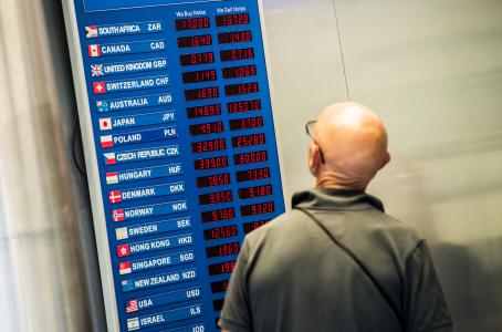 Peso pierde frente a la mayoría de las monedas en 2016