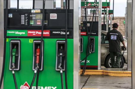 Precios de gasolinas subirán hasta 20.1% en enero: Hacienda