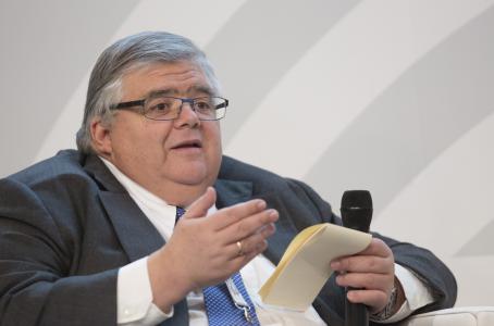 Causa polémica salida de Carstens hasta noviembre