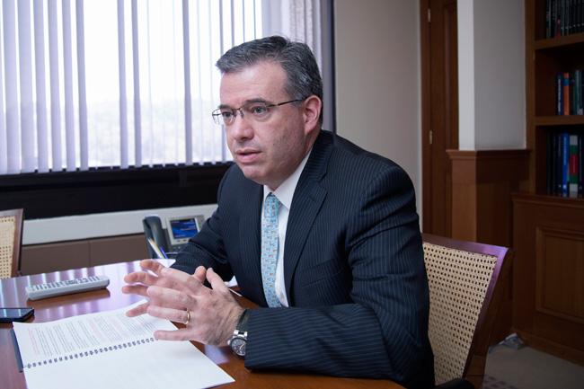 Díaz de León, posible sustituto de Carstens