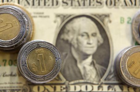 Dólar interbancario sube a 18.56 pesos