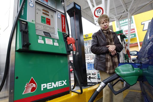 Precio de gasolinas bajan poco, pese a recuperación del peso
