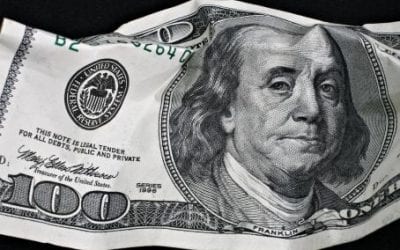 El dólar baja a 18.40 pesos en bancos