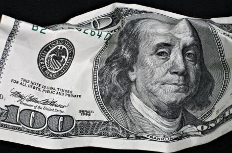 El dólar baja a 18.40 pesos en bancos