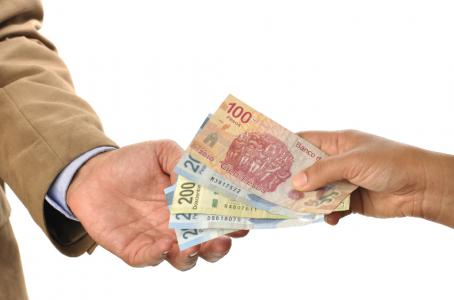 Salario tiene alza récord pero por la inflación ni se siente