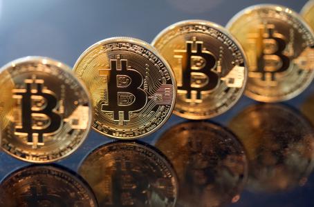 Bitcoin ‘vuela alto’ y supera  los 7 mil dólares