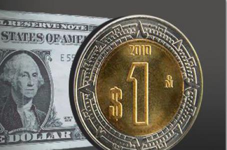 El dólar baja a 18.70 pesos en bancos